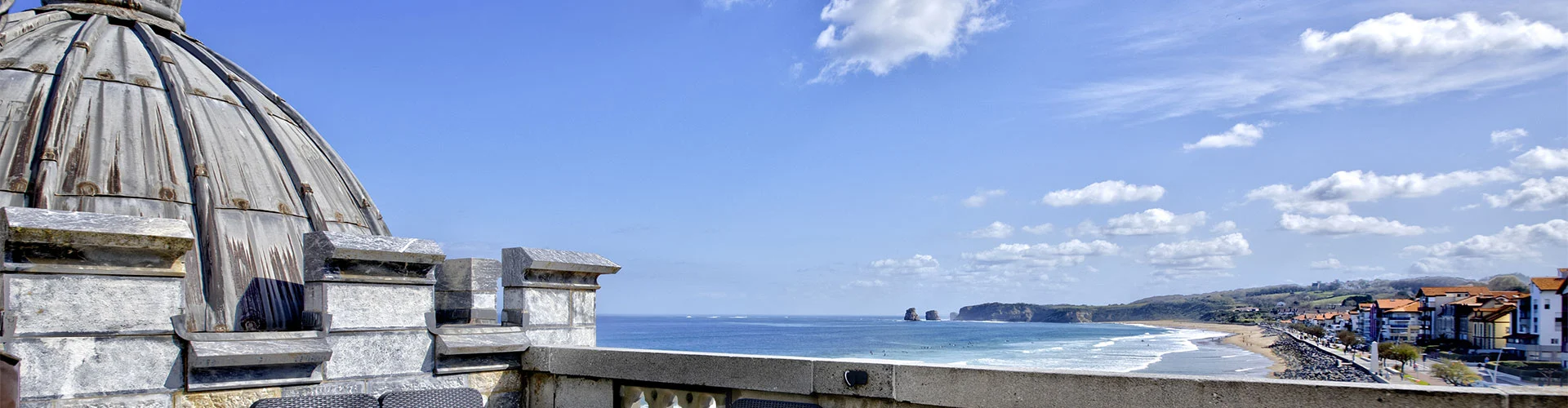 Vue sur l'océan depuis le balcon de l'appartement